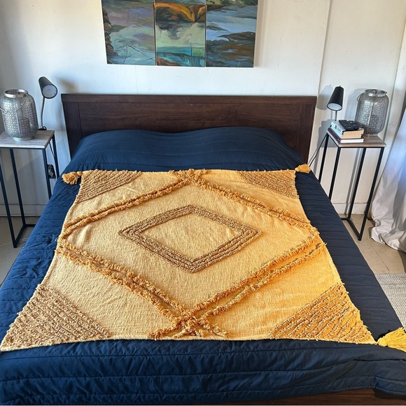 URBAN OUTFITTERS Aden Tufted Throw Blanket Handloom Cotton with Tassels
#0911241 - Picture 3 of 17